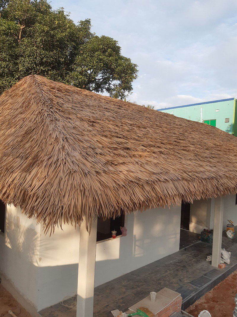 Thi công nhà tranh mái lá bằng rơm nhân tạo tại một nhà vườn tại phú quốc 